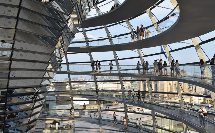 Zur Aussichtsplattform des Reichstags