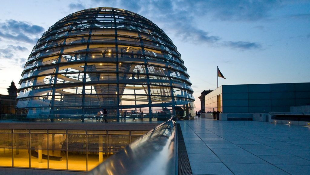 Zur Aussichtsplattform des Reichstags