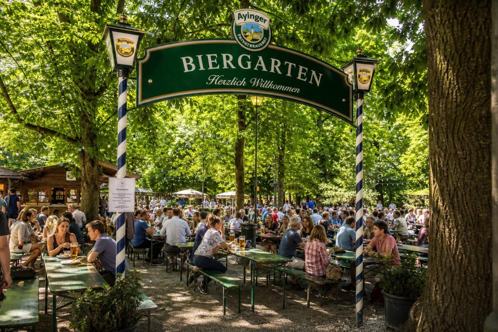 Die besten Biergärten in München: wo das Bier am kühlsten und die Kastanien am schönsten schatten