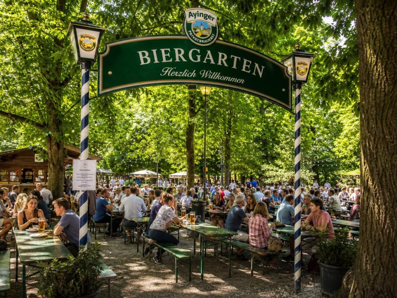Die besten Biergärten in München: wo das Bier am kühlsten und die Kastanien am schönsten schatten