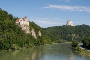 Von Ingolstadt ins Altmühltal: Burg Prunn und die Befreiungshalle Kelheim entdecken